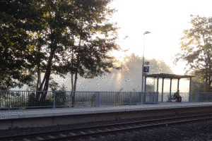 bd_Aga_Bahnhof_Morgensonne_im_Nebel_019_Ausschnitt